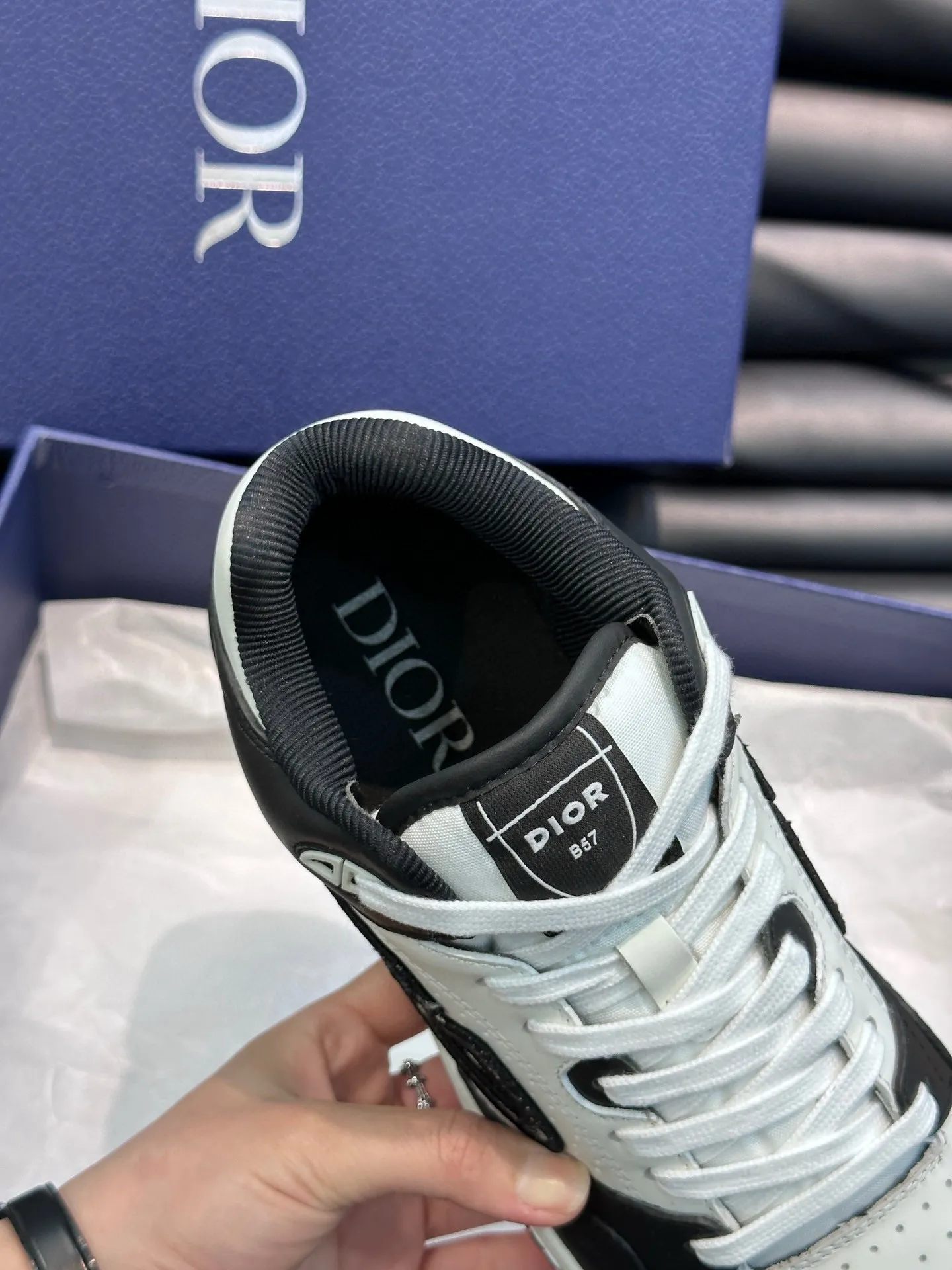 Ex-factory price: 440💰DIOB57 mid-top sneakers are shipped. This B57 mid-top sneaker is a new product in the 2024 spring men's wear series. It reinterprets the basketball shoe design and has become a classic item of Dior. Mid-top lace-up style crafted from color-blocked cow leather with contrasting suede and a CD logo displayed on the side. The tongue is decorated with the Dior B57 logo, and various distinctive details enhance the style. The CD logo eyelet details, upper stitching and rubber panels highlight the dynamic charm of its sports style. With two-color rubber sole, mesh fabric lining and cotton lining for foot padding, the upper foot is comfortable and breathable. Can be paired with a variety of clothing to create a sophisticated look. Code 38-44, (45 can be customized)